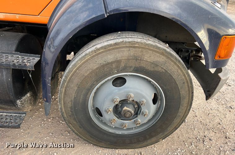 image for item DO2190 2003 International 8100  flatbed truck