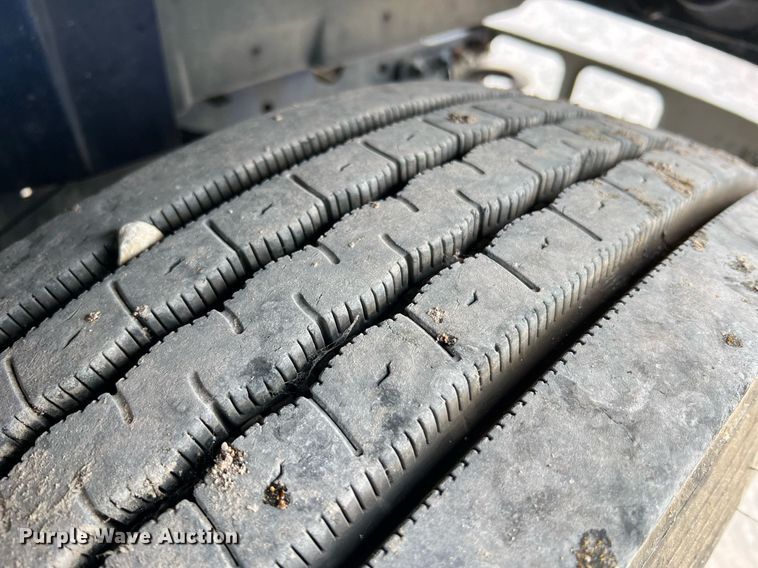 image for item DO2190 2003 International 8100  flatbed truck