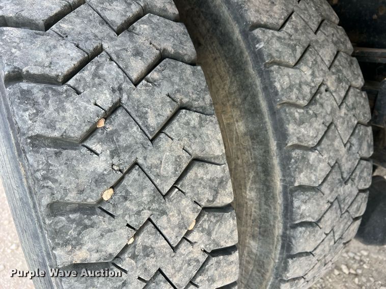 image for item DO2190 2003 International 8100  flatbed truck