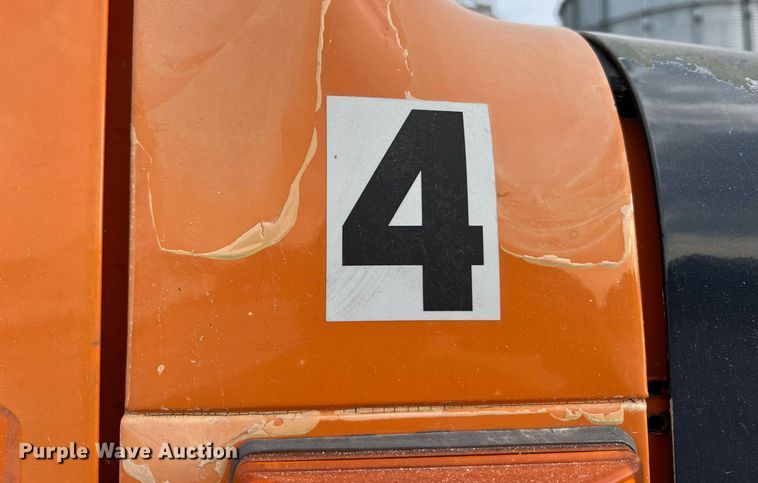 image for item DO2190 2003 International 8100  flatbed truck