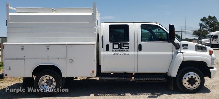 image for item DO2932 2003 GMC C4500  Crew Cab utility / service truck