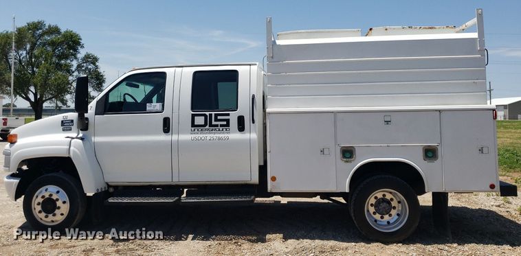 image for item DO2932 2003 GMC C4500  Crew Cab utility / service truck