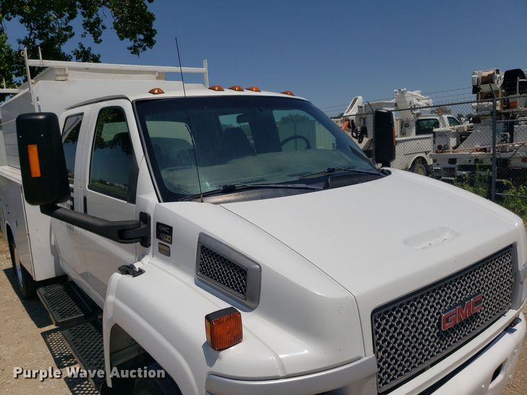 image for item DO2932 2003 GMC C4500  Crew Cab utility / service truck