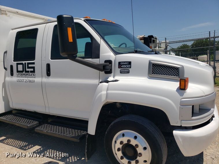 image for item DO2932 2003 GMC C4500  Crew Cab utility / service truck