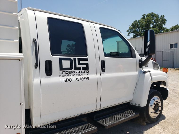 image for item DO2932 2003 GMC C4500  Crew Cab utility / service truck