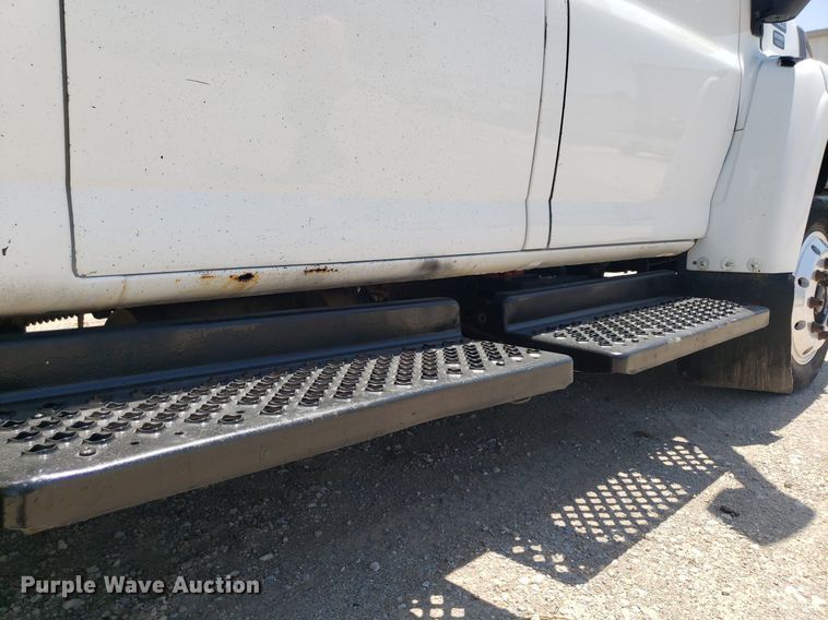 image for item DO2932 2003 GMC C4500  Crew Cab utility / service truck