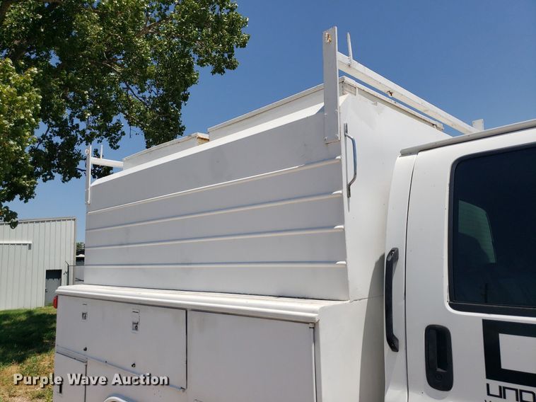 image for item DO2932 2003 GMC C4500  Crew Cab utility / service truck