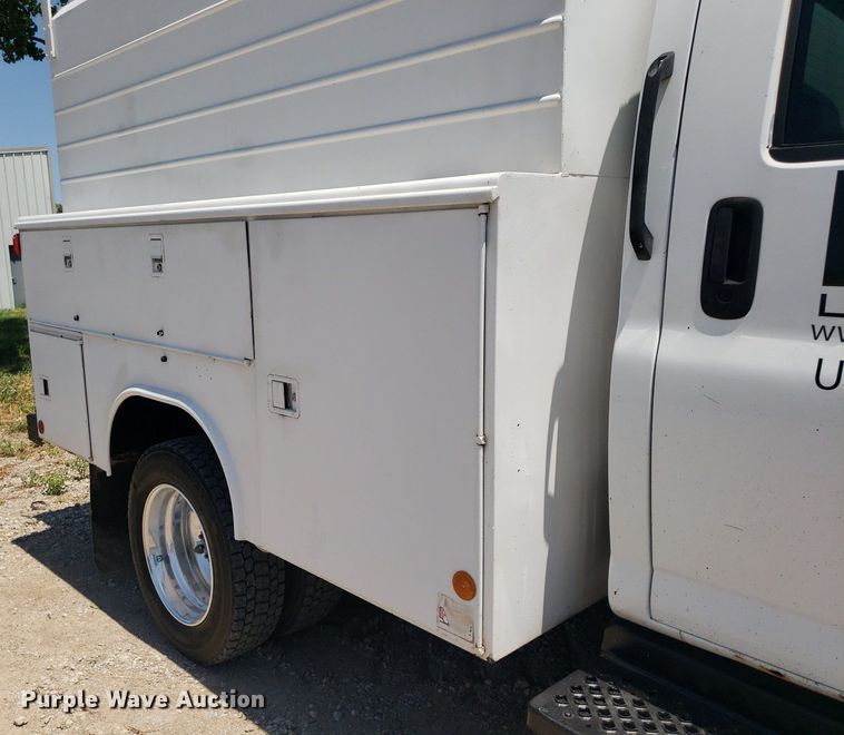 image for item DO2932 2003 GMC C4500  Crew Cab utility / service truck