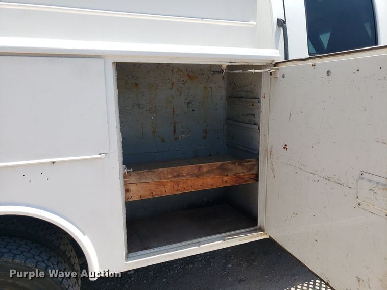 image for item DO2932 2003 GMC C4500  Crew Cab utility / service truck