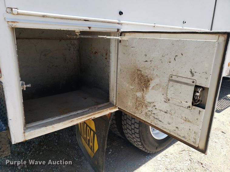 image for item DO2932 2003 GMC C4500  Crew Cab utility / service truck