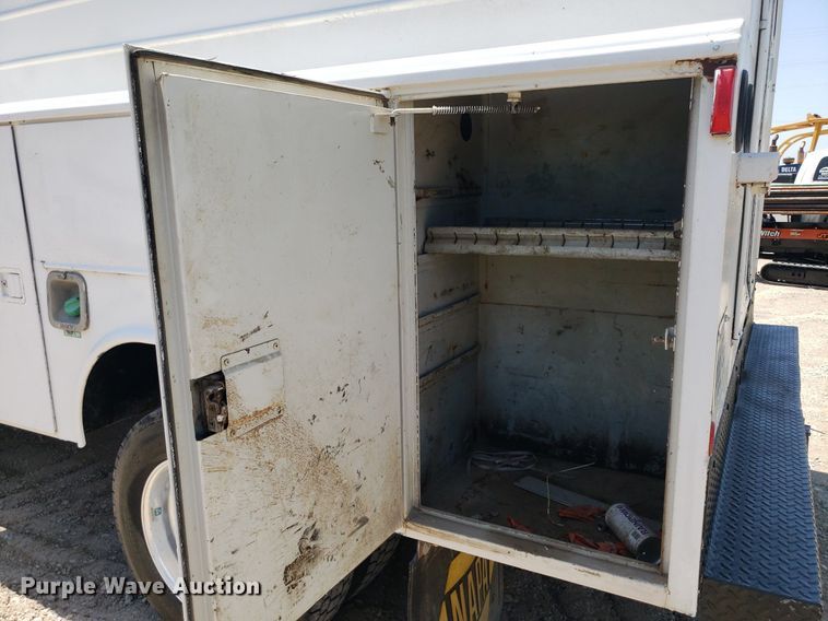 image for item DO2932 2003 GMC C4500  Crew Cab utility / service truck