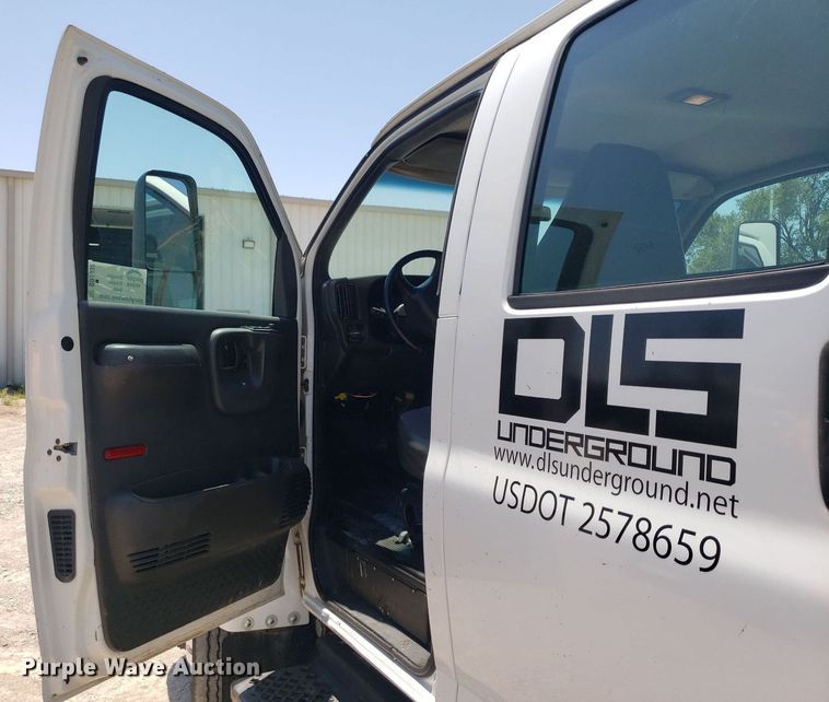 image for item DO2932 2003 GMC C4500  Crew Cab utility / service truck