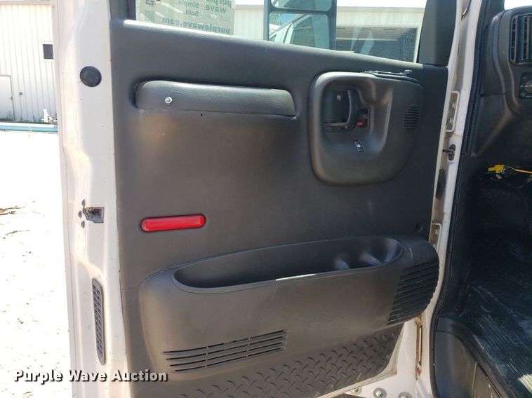 image for item DO2932 2003 GMC C4500  Crew Cab utility / service truck