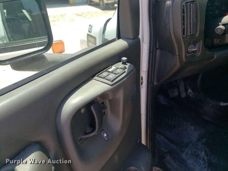 image for item DO2932 2003 GMC C4500  Crew Cab utility / service truck