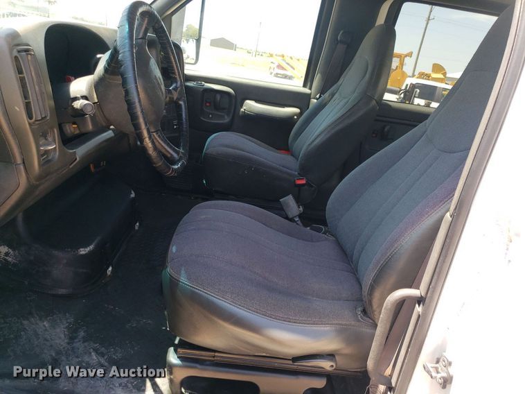 image for item DO2932 2003 GMC C4500  Crew Cab utility / service truck