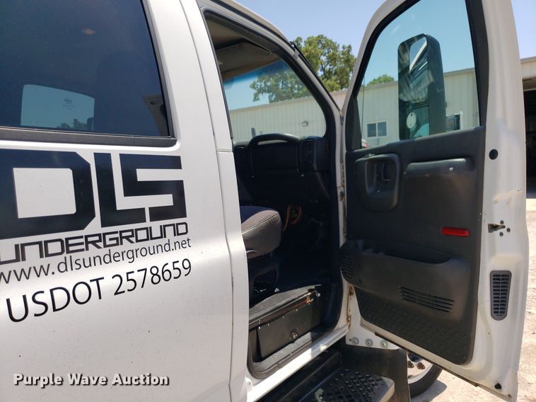 image for item DO2932 2003 GMC C4500  Crew Cab utility / service truck