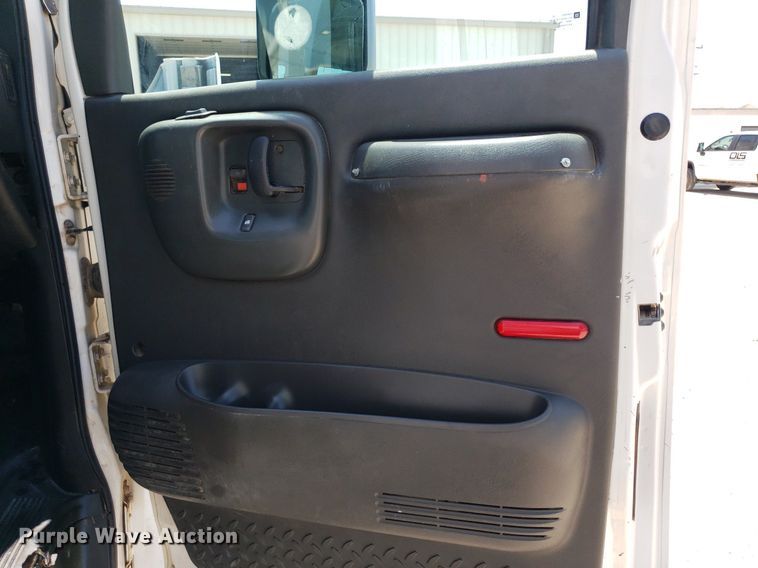 image for item DO2932 2003 GMC C4500  Crew Cab utility / service truck