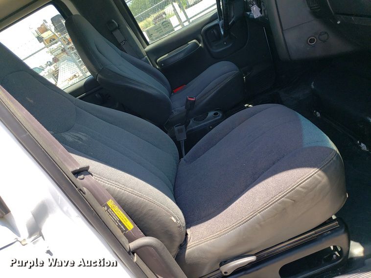 image for item DO2932 2003 GMC C4500  Crew Cab utility / service truck