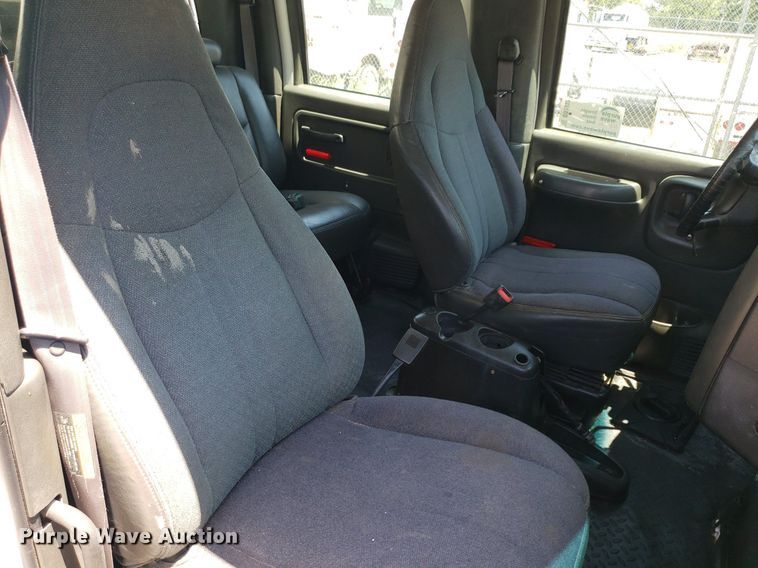 image for item DO2932 2003 GMC C4500  Crew Cab utility / service truck