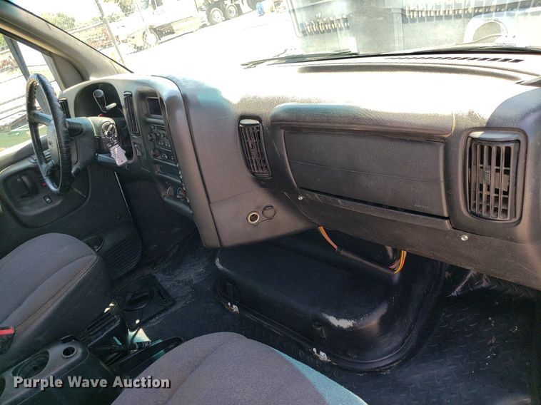 image for item DO2932 2003 GMC C4500  Crew Cab utility / service truck