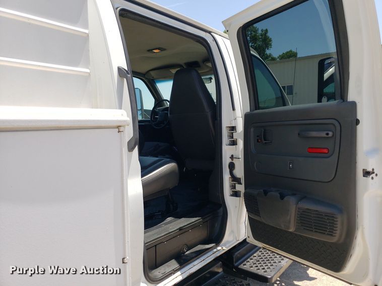 image for item DO2932 2003 GMC C4500  Crew Cab utility / service truck