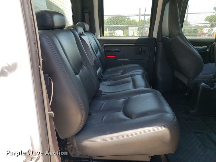 image for item DO2932 2003 GMC C4500  Crew Cab utility / service truck