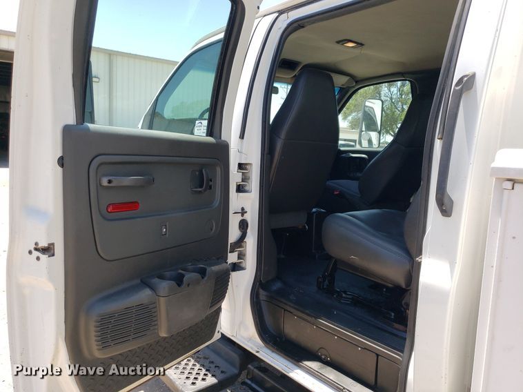 image for item DO2932 2003 GMC C4500  Crew Cab utility / service truck