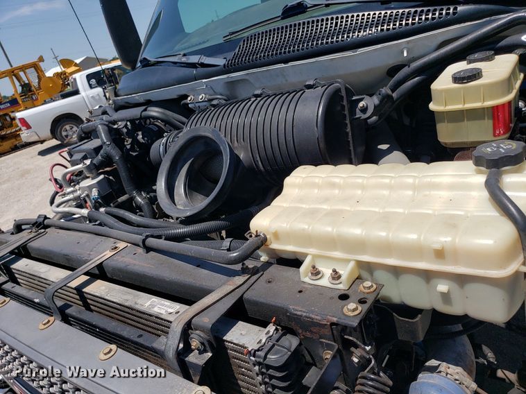 image for item DO2932 2003 GMC C4500  Crew Cab utility / service truck