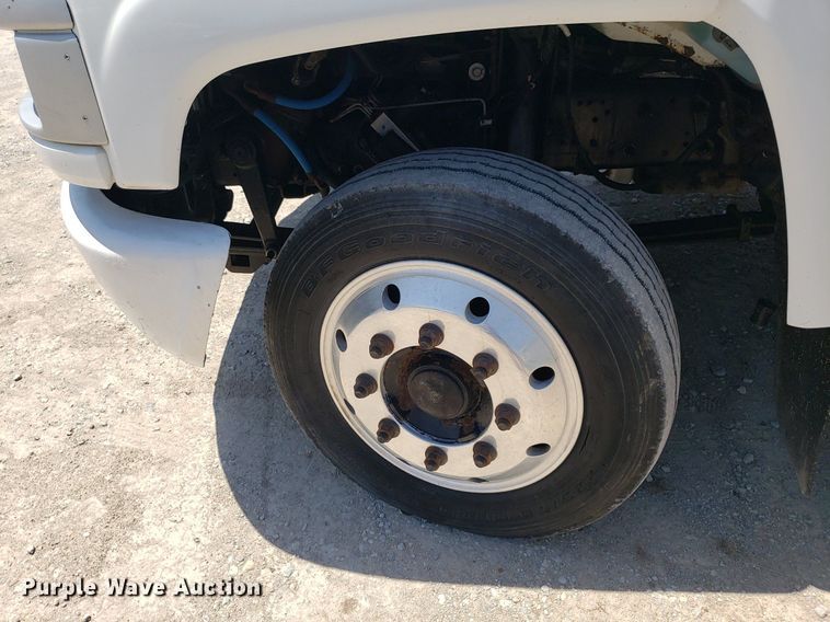 image for item DO2932 2003 GMC C4500  Crew Cab utility / service truck