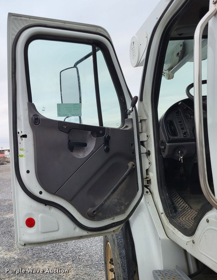 image for item DO3617 2010 Freightliner Business Class M2  bucket truck