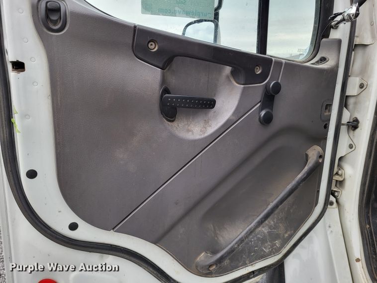 image for item DO3617 2010 Freightliner Business Class M2  bucket truck