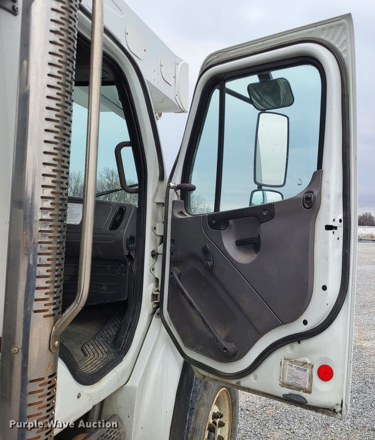 image for item DO3617 2010 Freightliner Business Class M2  bucket truck