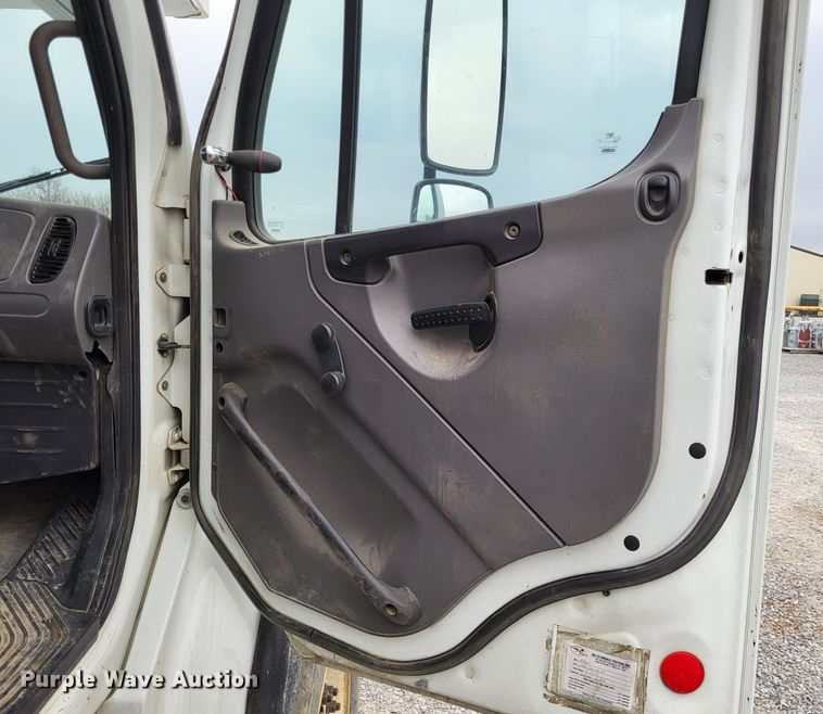 image for item DO3617 2010 Freightliner Business Class M2  bucket truck