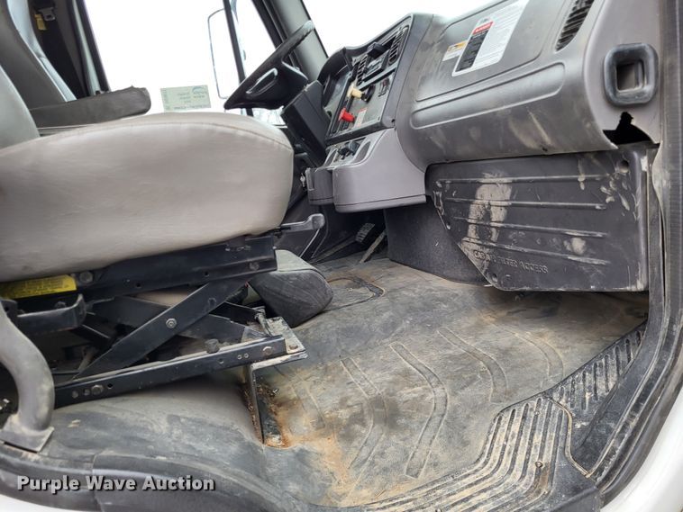 image for item DO3617 2010 Freightliner Business Class M2  bucket truck