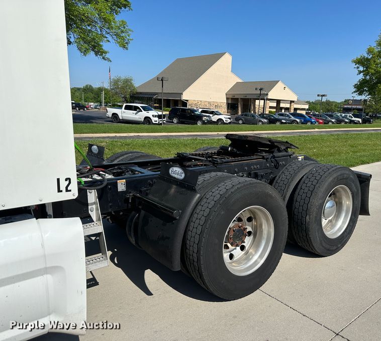 image for item DO5003 2018 Peterbilt 579  semi truck