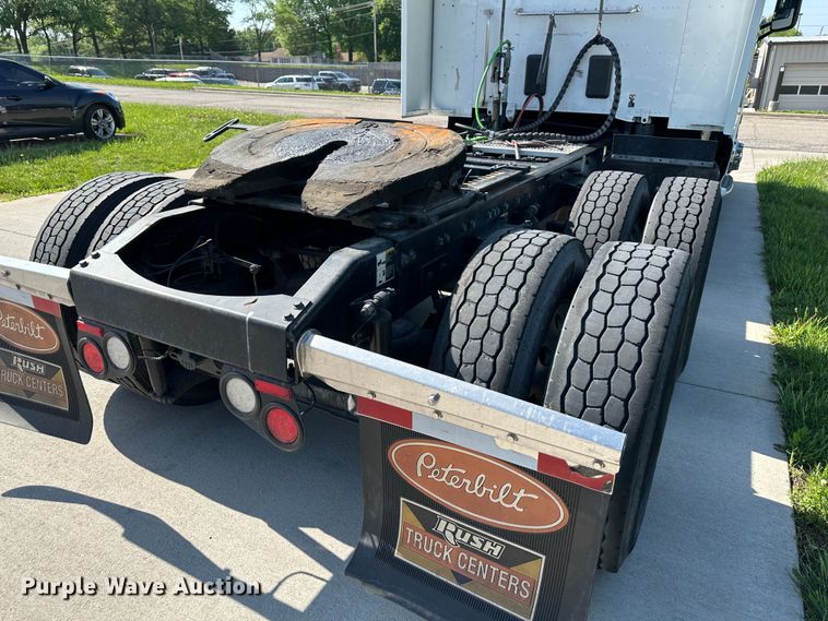 image for item DO5003 2018 Peterbilt 579  semi truck