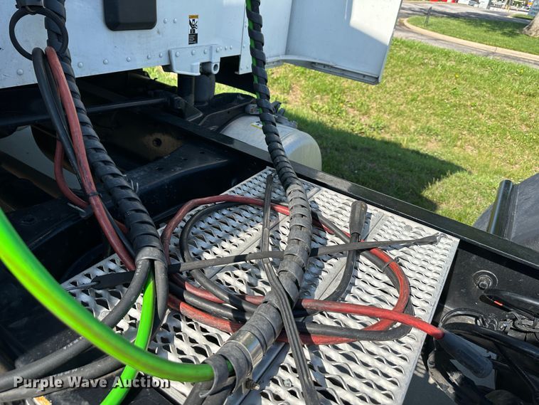 image for item DO5003 2018 Peterbilt 579  semi truck