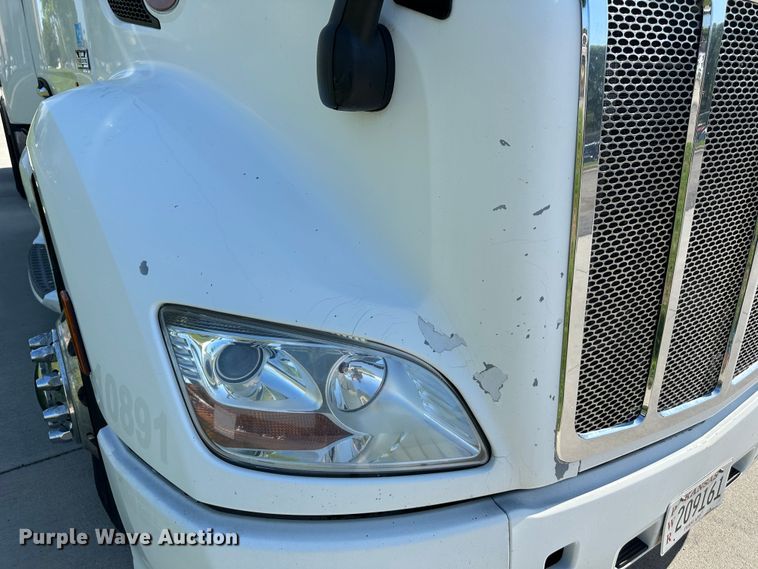 image for item DO5003 2018 Peterbilt 579  semi truck