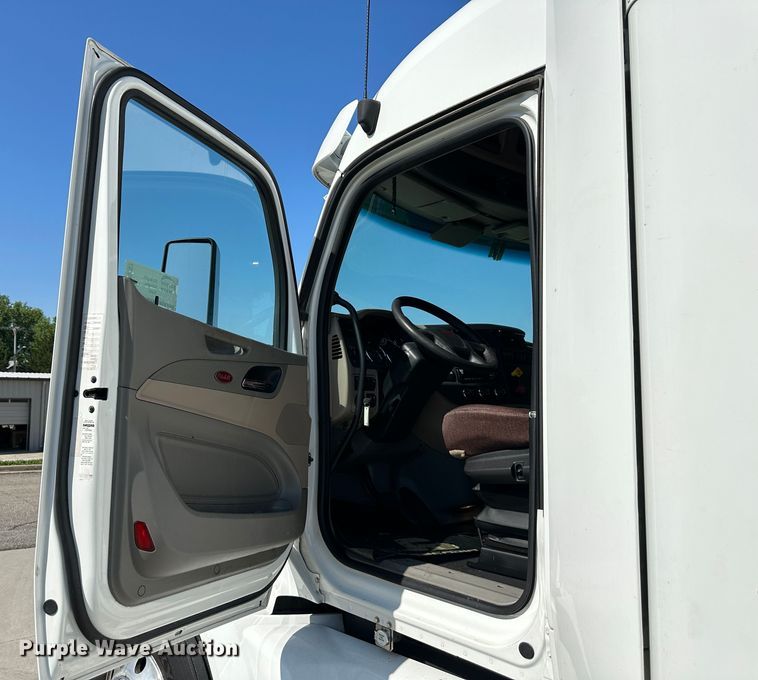image for item DO5003 2018 Peterbilt 579  semi truck