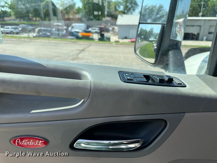 image for item DO5003 2018 Peterbilt 579  semi truck