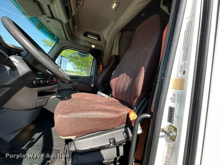 image for item DO5003 2018 Peterbilt 579  semi truck