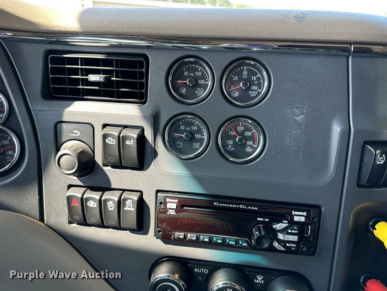 image for item DO5003 2018 Peterbilt 579  semi truck