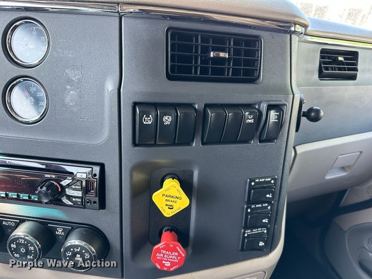 image for item DO5003 2018 Peterbilt 579  semi truck