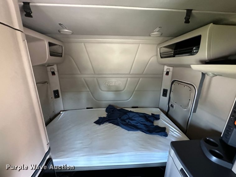 image for item DO5003 2018 Peterbilt 579  semi truck