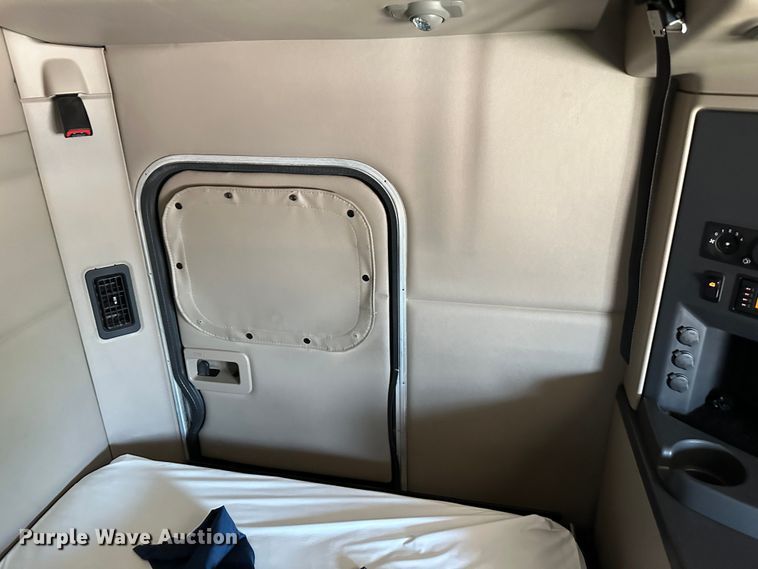 image for item DO5003 2018 Peterbilt 579  semi truck