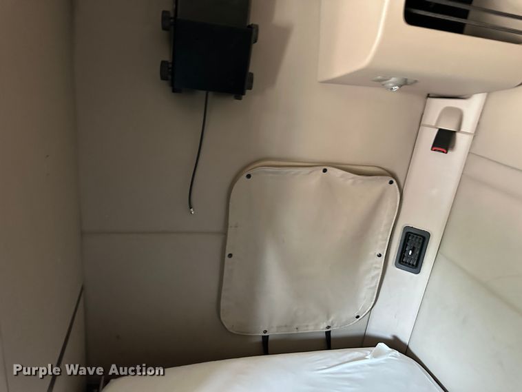 image for item DO5003 2018 Peterbilt 579  semi truck