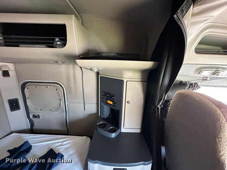 image for item DO5003 2018 Peterbilt 579  semi truck