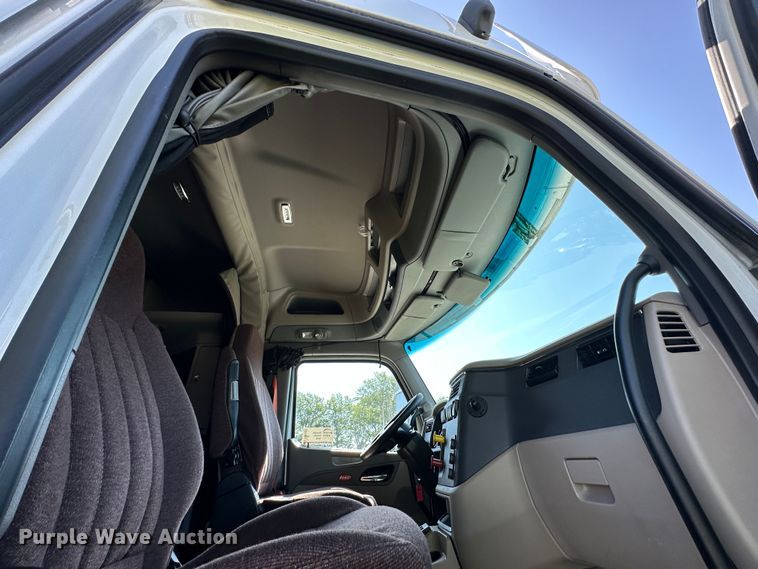 image for item DO5003 2018 Peterbilt 579  semi truck