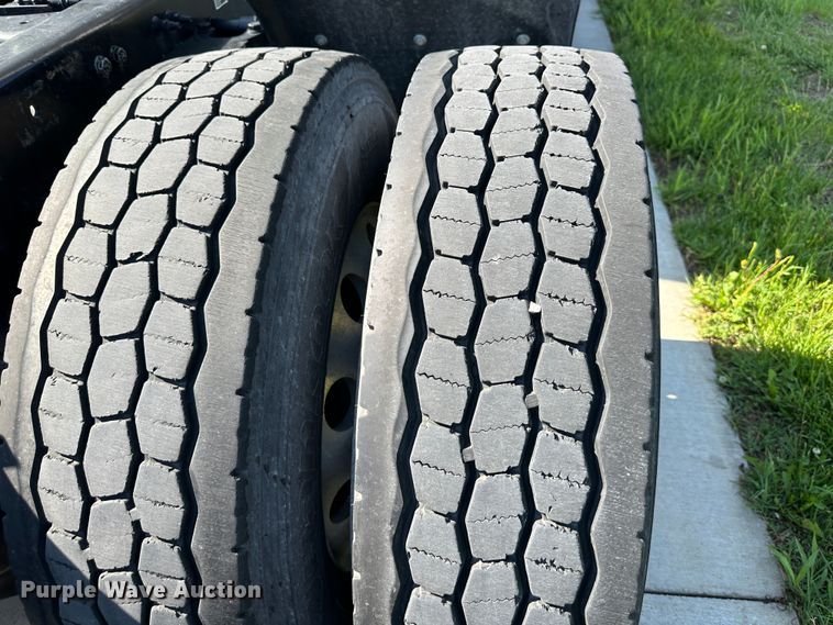 image for item DO5003 2018 Peterbilt 579  semi truck