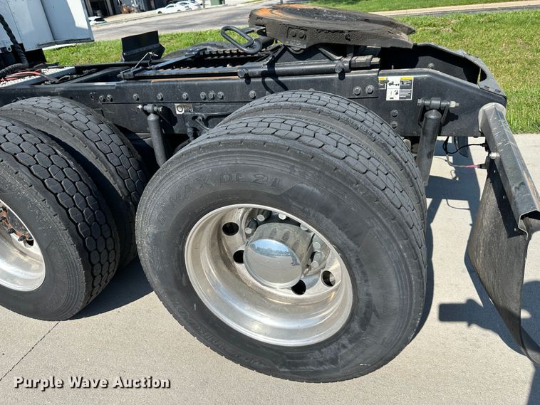 image for item DO5003 2018 Peterbilt 579  semi truck